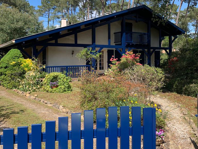 Peinture bleu portail et poutre maison